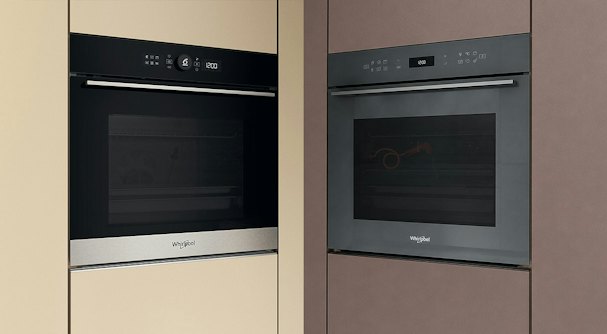 Twee Whirlpool inbouwovens uit verschillende collecties naast elkaar ingebouwd in keukenkasten