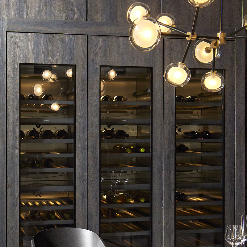 Wijnklimaatkast in blackwood met glazen deuren en verlichting.