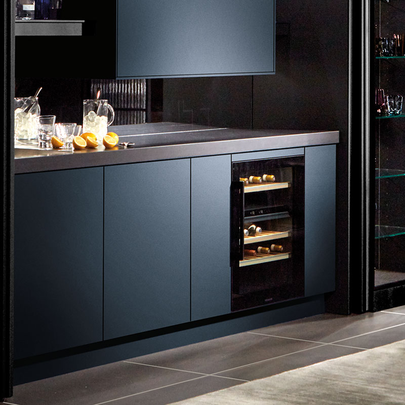 Midnight blue fronten met wijnkoeler.