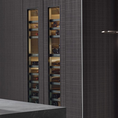 Ingebouwde wijnkoeler in zwarte keukenkast