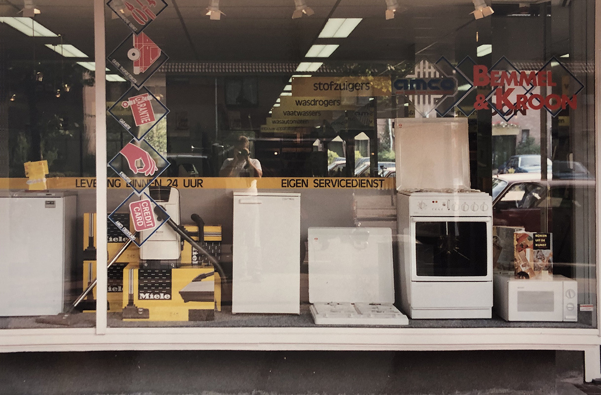 Witgoed en bruingoed in de etalage