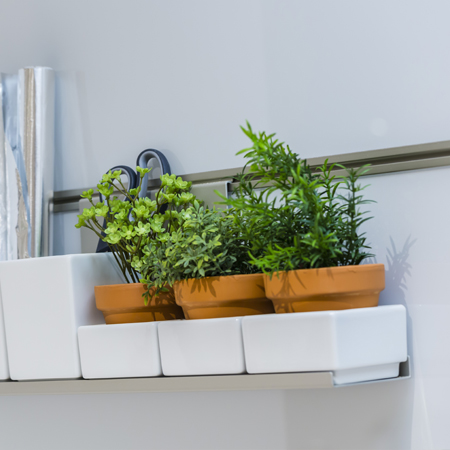 Witte achterwand met verse kruiden