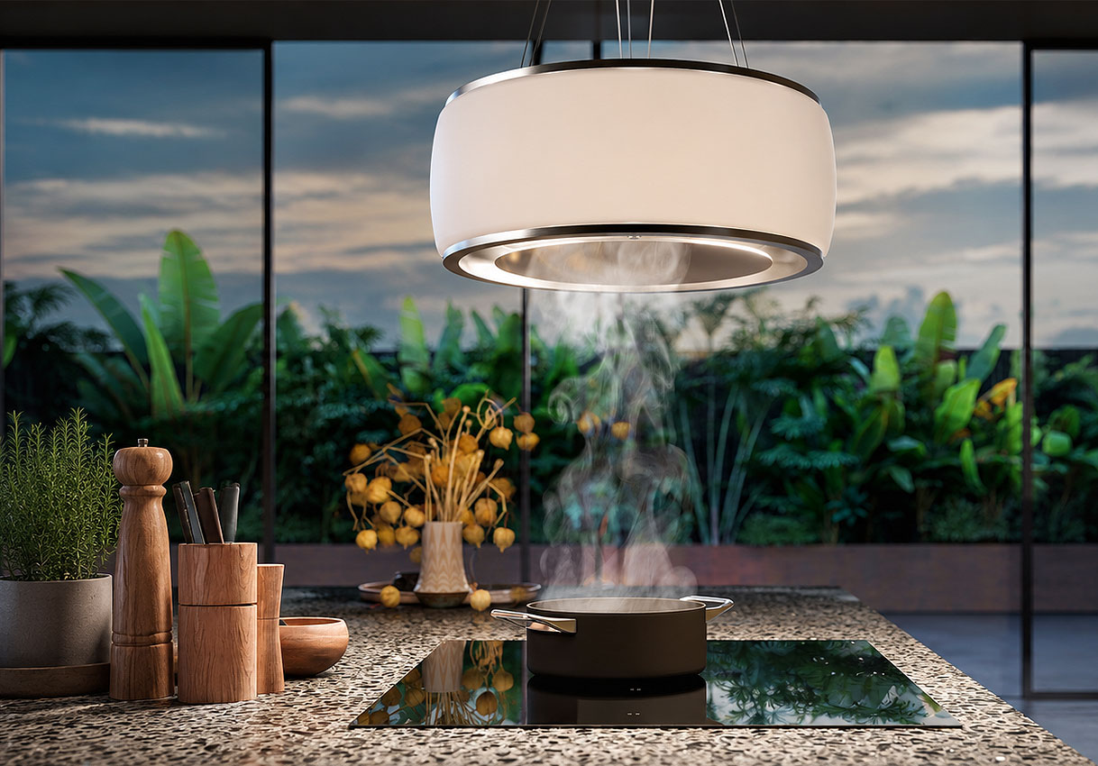 Witte Falmec eiland afzuigkap boven een kookeiland in een moderne designkeuken.