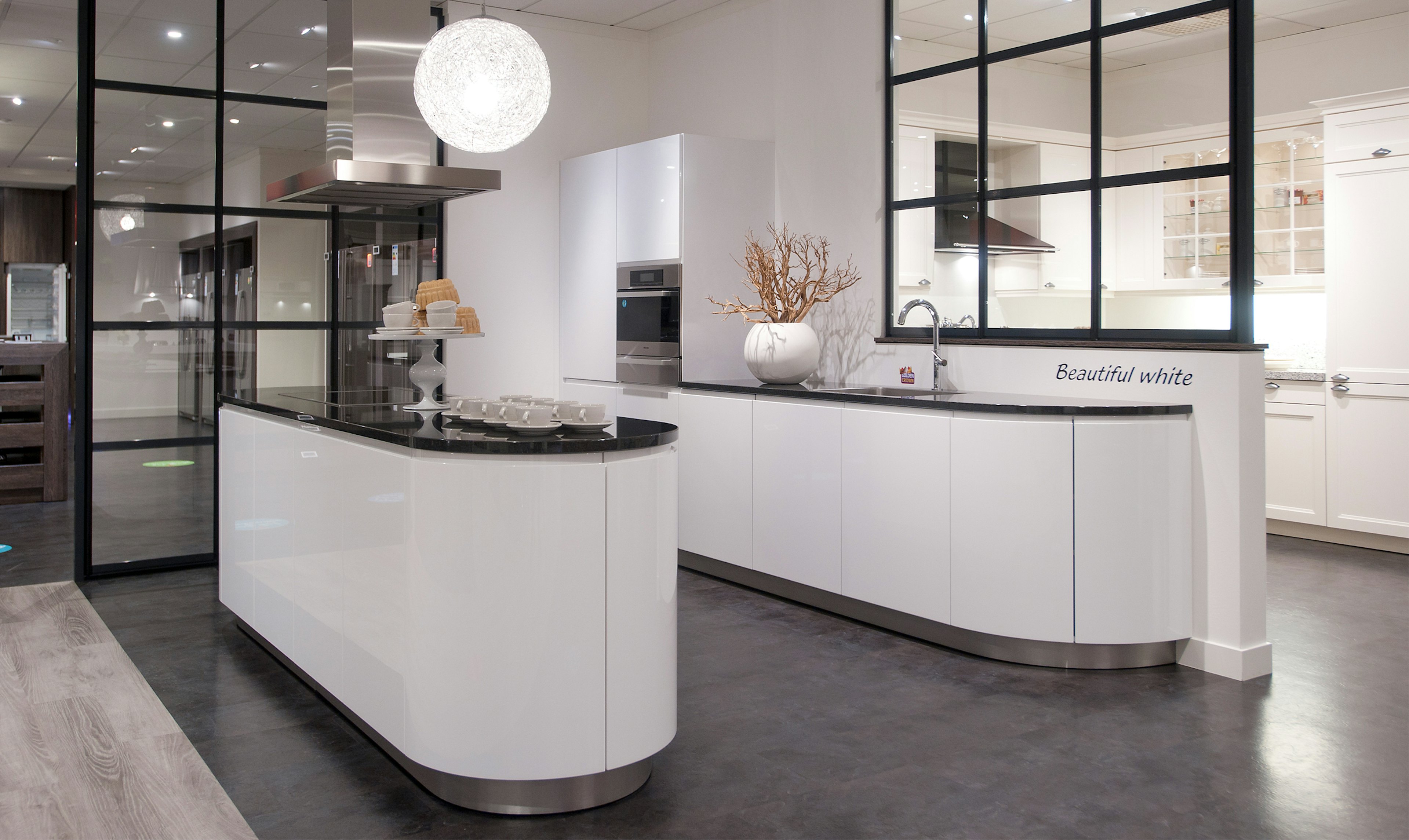 Witte design keuken met zwart blad