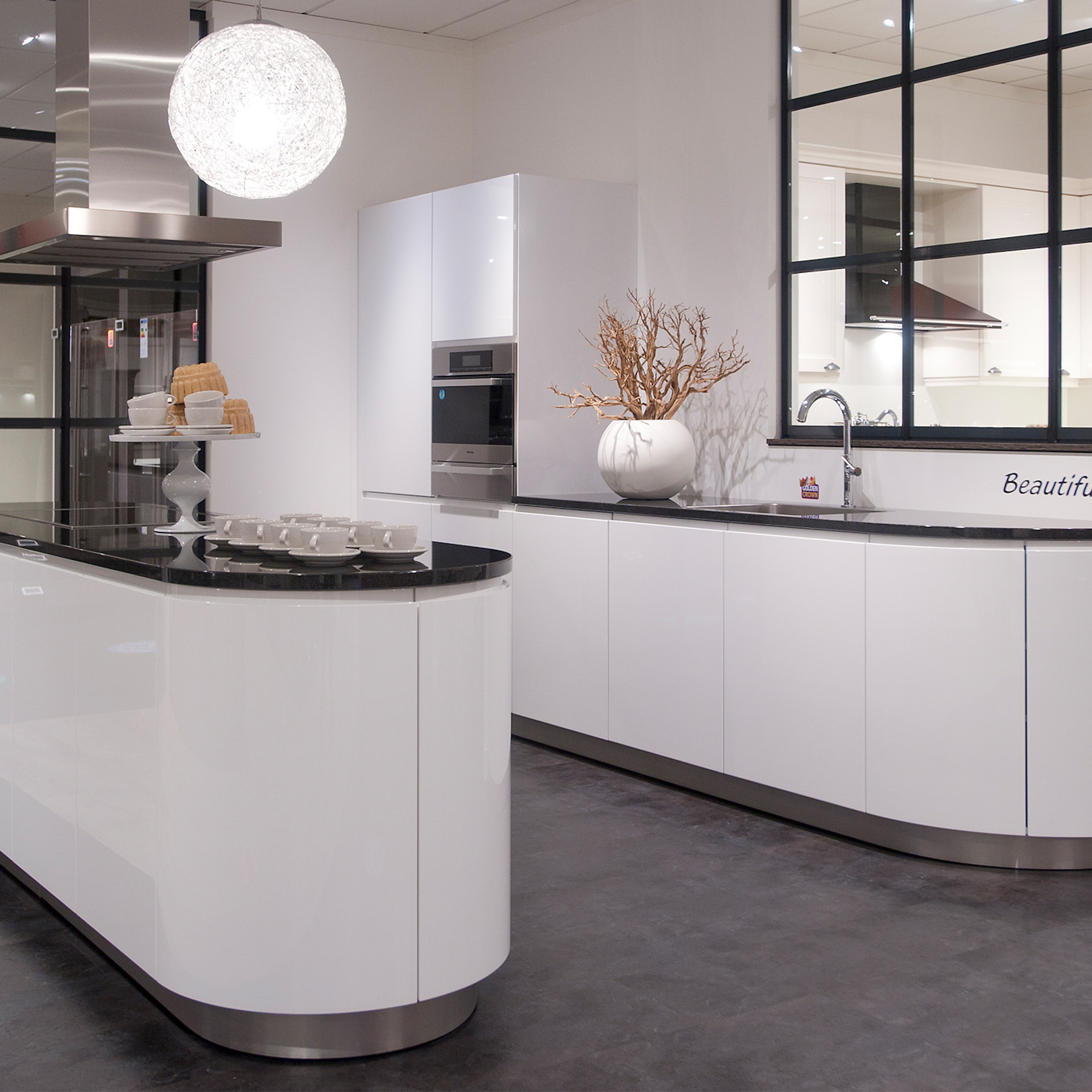 Witte design keuken met zwart blad