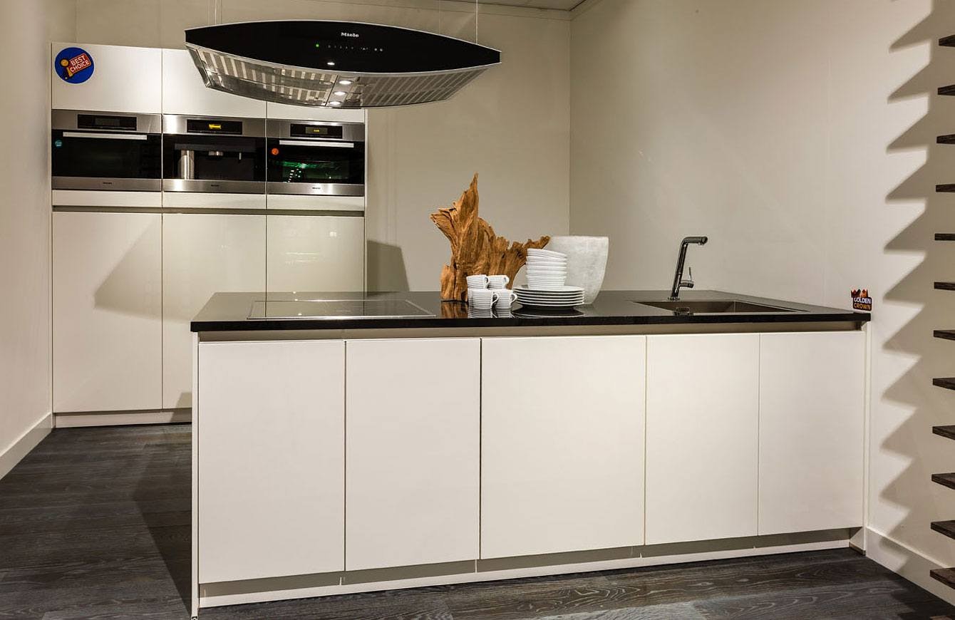 Witte hoogglans greeploze design keuken