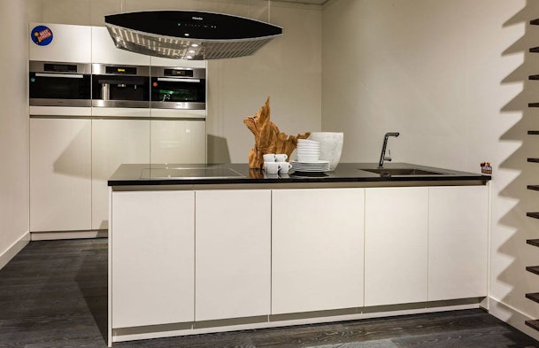 Witte hoogglans opstelling met granieten werkblad