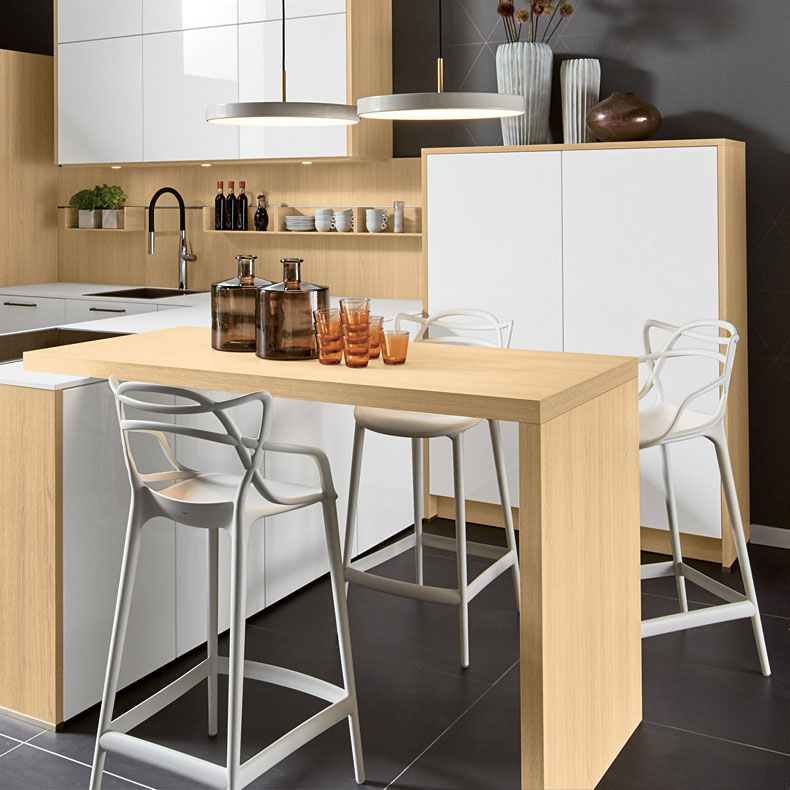 Barkeuken in wit met hout.