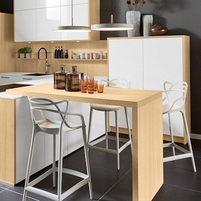 Barkeuken in wit met hout.