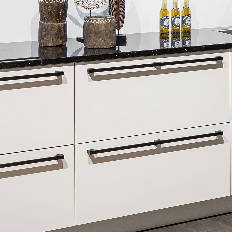 Wit keukenblok met brede zwarte grepen