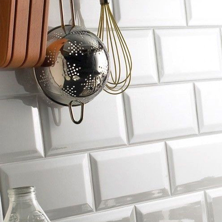 Witte tegels keukenwand