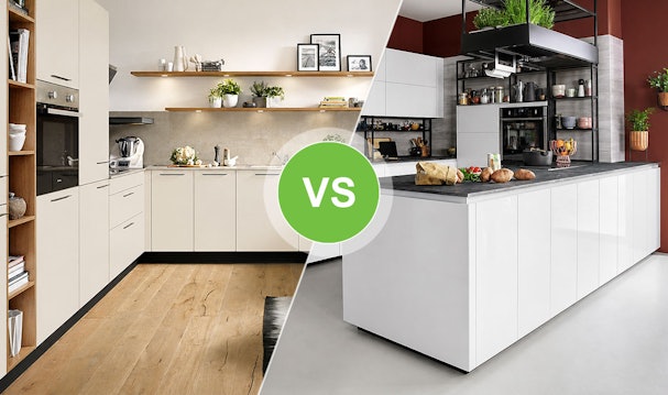 Vergelijking tussen een warme witte keuken met houtaccenten en een koele witte moderne keuken met kookeiland