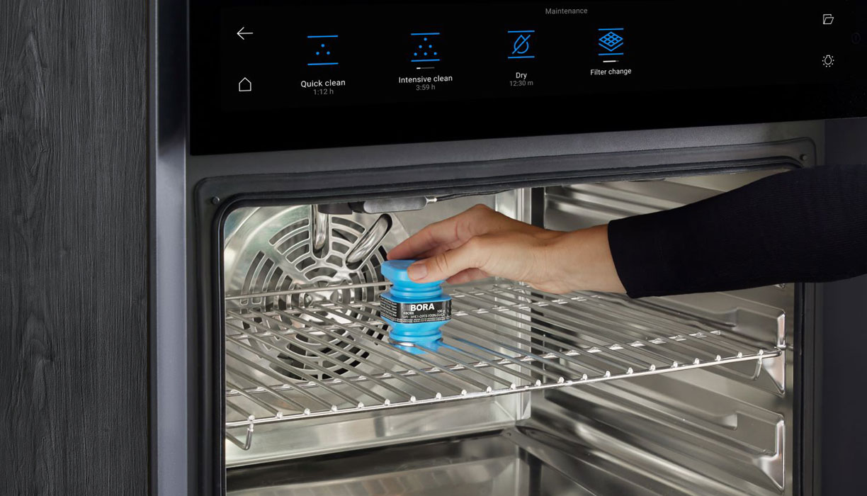 X BO reinigingscartridge in de roestvrijstalen ovenruimte.