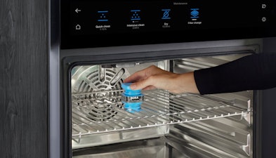 X BO reinigingscartridge in de roestvrijstalen ovenruimte.