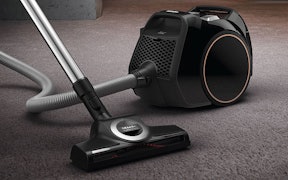 Zakloze stofzuiger op tapijt met energieverbruik 800-2000 watt en cycloon technologie