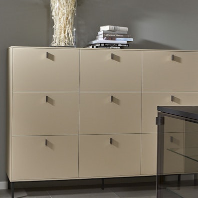 Zandtint dressoir op ranke poten met lades.