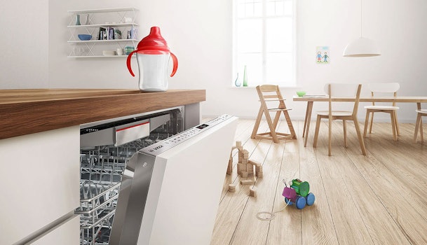 Plastic drinkbeker op keukenblad boven PerfectDry vaatwasser van Bosch.