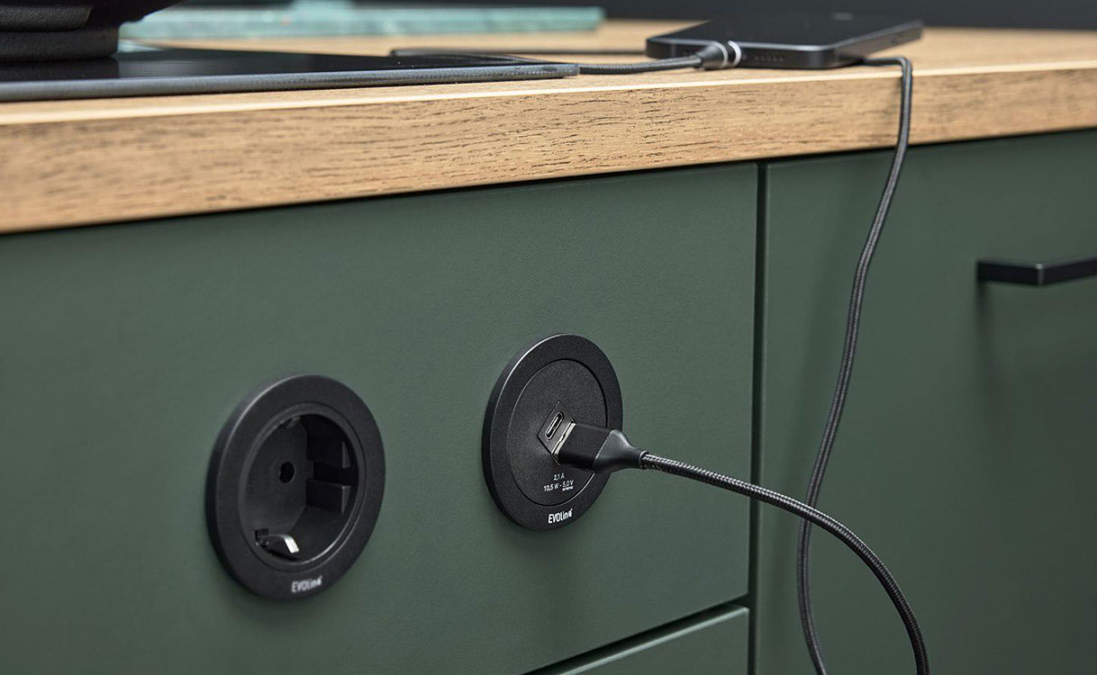 Stopcontact in zijkant van kookeiland met USB aansluiting en oplader