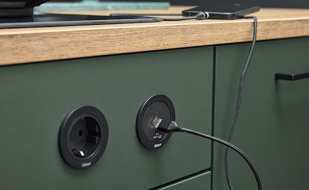 Stopcontact in zijkant van kookeiland met USB aansluiting en oplader