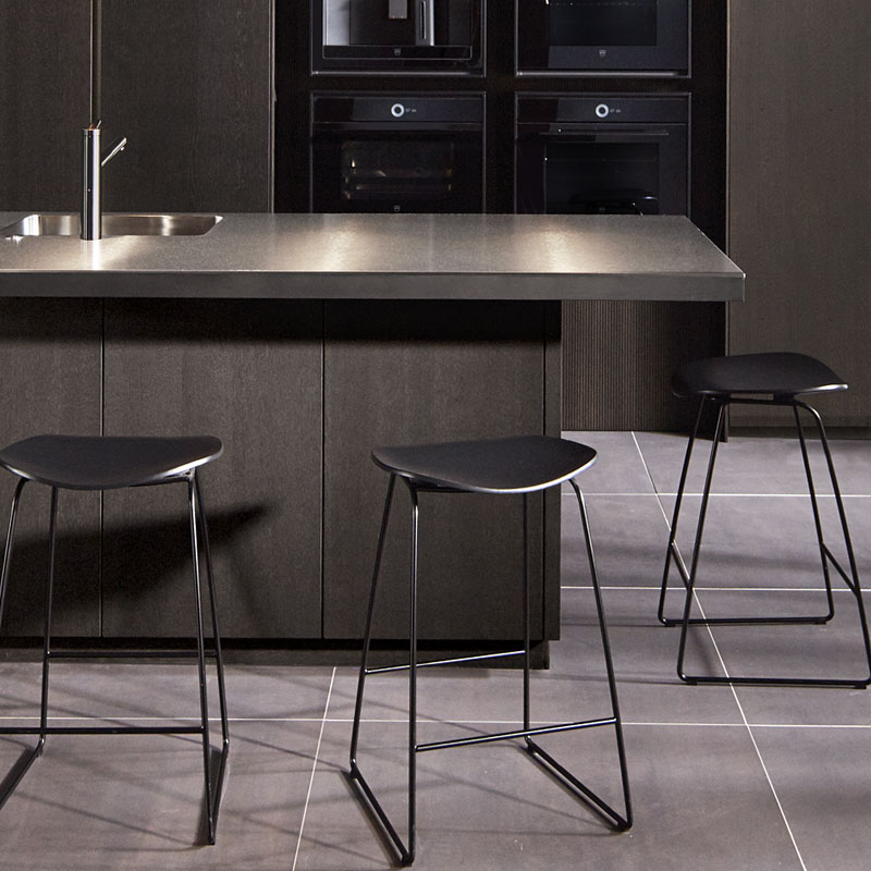 Zitbar met doorlopend blad en slanke onderbouw.