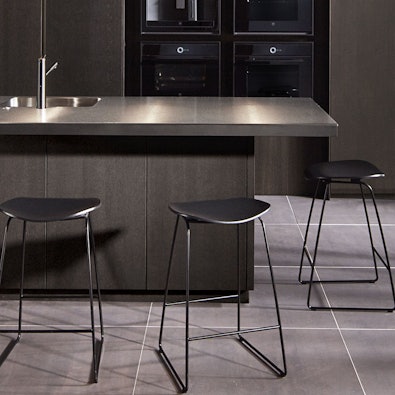 Zitbar met doorlopend blad en slanke onderbouw.