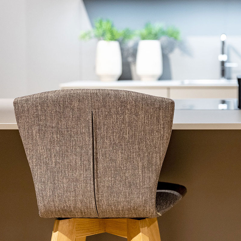 Gezellig zitgedeelte met barkrukken