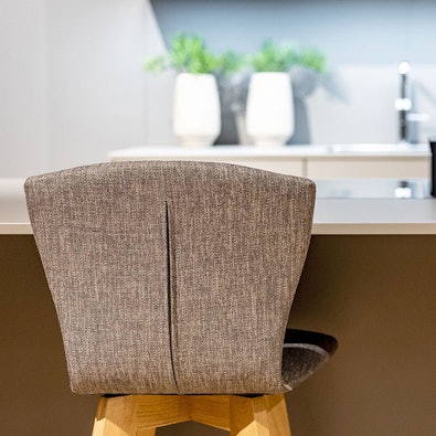 Gezellig zitgedeelte met barkrukken