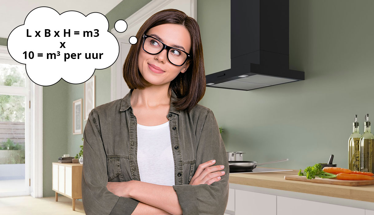 Vrouw berekent de benodigde afzuigcapaciteit van een afzuigkap 60 cm aan de hand van de inhoud van de keuken in kubieke meters.