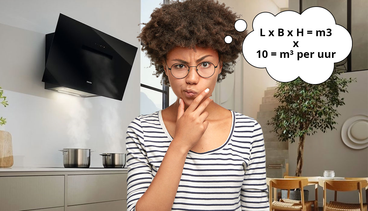 Persoon berekent de benodigde afzuigcapaciteit in m³ per uur voor een afzuigkap van 90 cm in een open keuken.