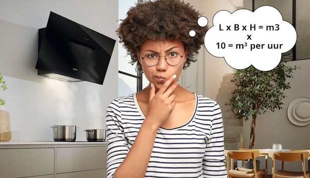 Persoon berekent de benodigde afzuigcapaciteit in m³ per uur voor een afzuigkap van 90 cm in een open keuken.