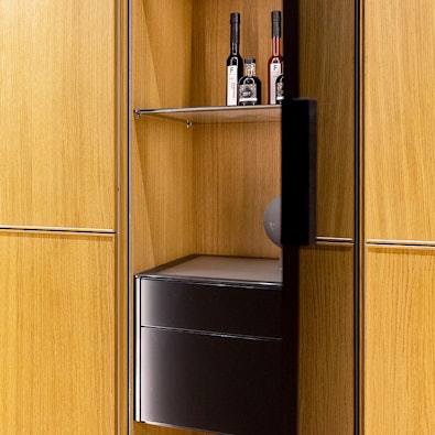 Zwart glazen vitrinekast