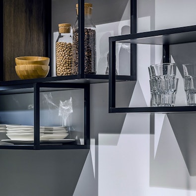 Open schappen van zwart staal