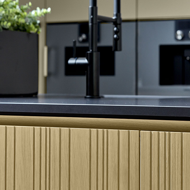 Zwart werkblad met geribde eiken front.