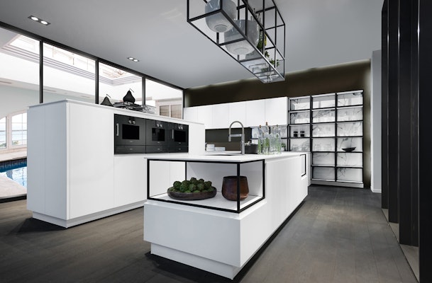 Zwart wit keuken met industriële stalen zwarte rekken.