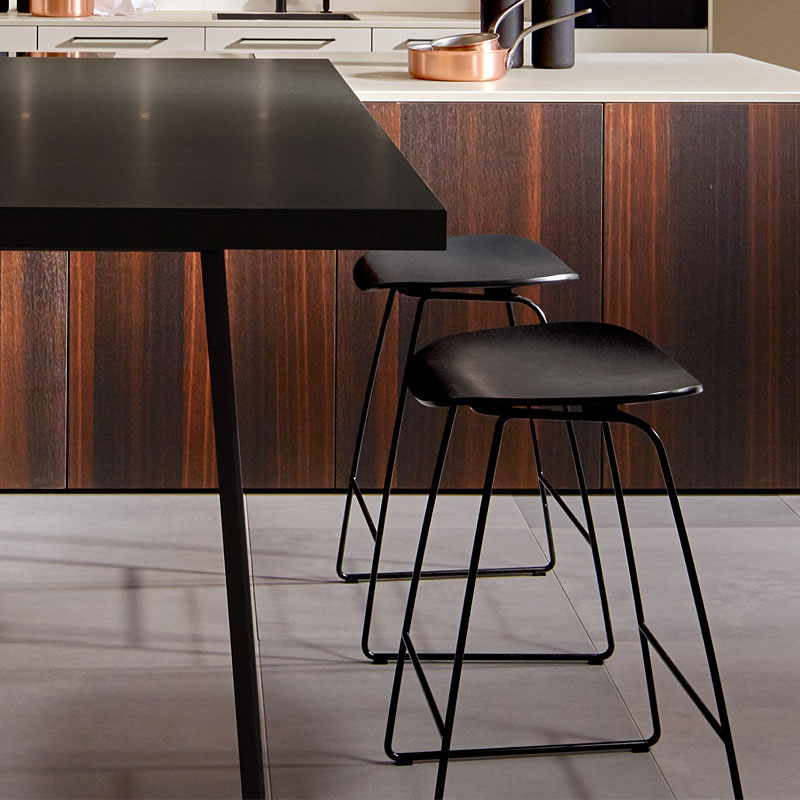 Zwarte bartafel met moderne, slanke poten.