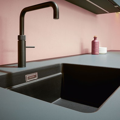 Zwarte blanco spoelbak