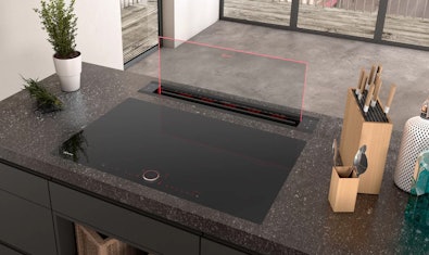 Zwarte downdraft afzuiging in werkblad.