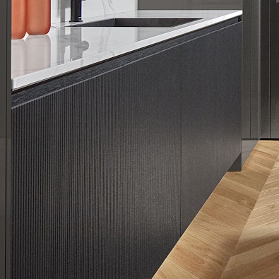 Zwarte eiken fronten met verticale groeven en matte afwerking