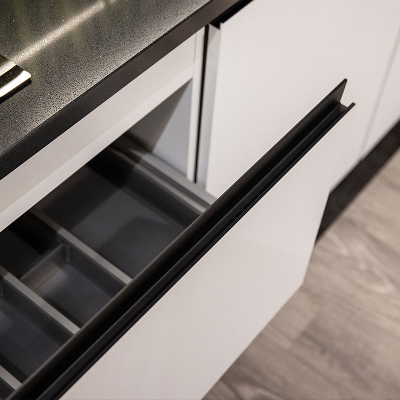 Mat zwarte greeplijsten