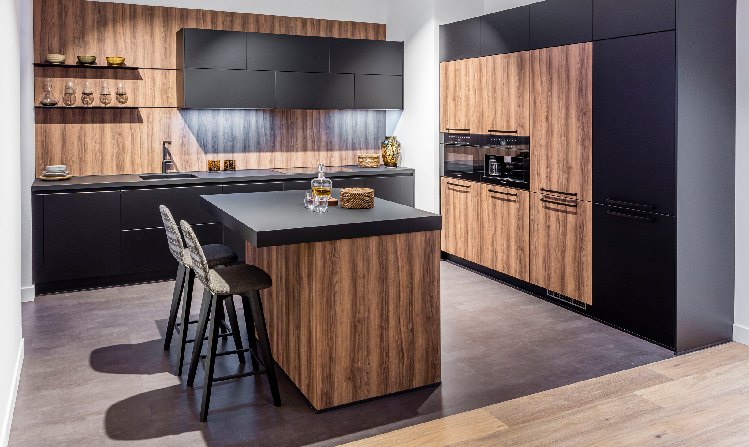 overschrijving onwettig Intact Zwarte keuken: mat zwart of met hout | Bemmel & Kroon