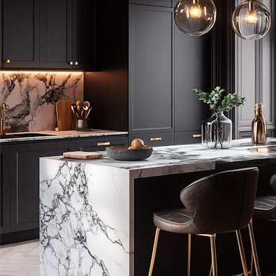 Zwarte keuken met marmerenm barblad