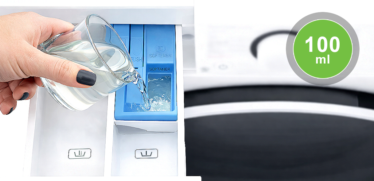 Schoonmaakazijn wordt in het wasverzachtervakje gegoten bij het wassen van zwarte kleding