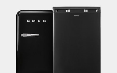 Zwarte tafelmodel koelkast met glanzende afwerking, moderne uitstraling en energiezuinige prestaties.