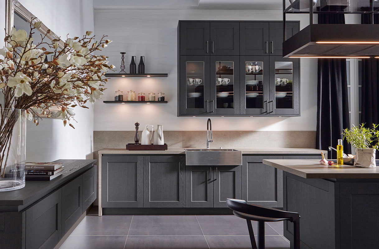 Zwarte landelijke keukenopstelling.