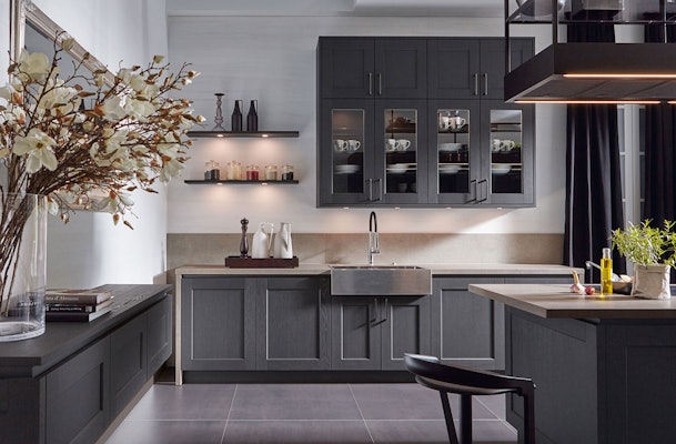 Zwarte landelijke keukenopstelling.