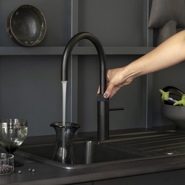 Zwarte Quooker Fusion met ronde kraanuitloop