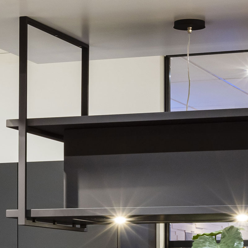 Zwarte stalen bovenrekken