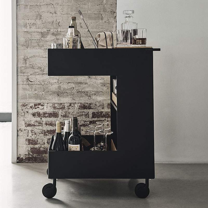 Zwarte trolley met wijnrek