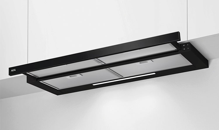 Zwarte vlakscherm afzuigkap met uitgeschoven scherm en ledverlichting onder een bovenkast.