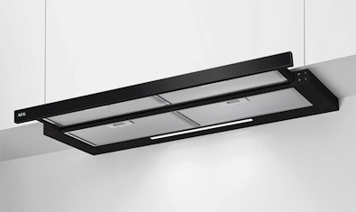 Zwarte vlakscherm afzuigkap met uitgeschoven scherm en ledverlichting onder een bovenkast.